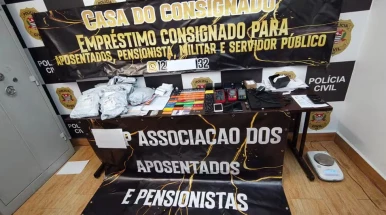 Homem é preso por estelionato com dezenas de cartões bancários de idosos, em Taubaté