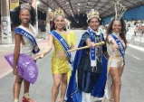 Desfile das escolas de samba atrai milhares de pessoas para a Avenida do Povo