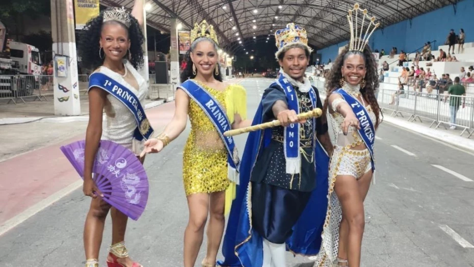 Desfile das escolas de samba atrai milhares de pessoas para a Avenida do Povo