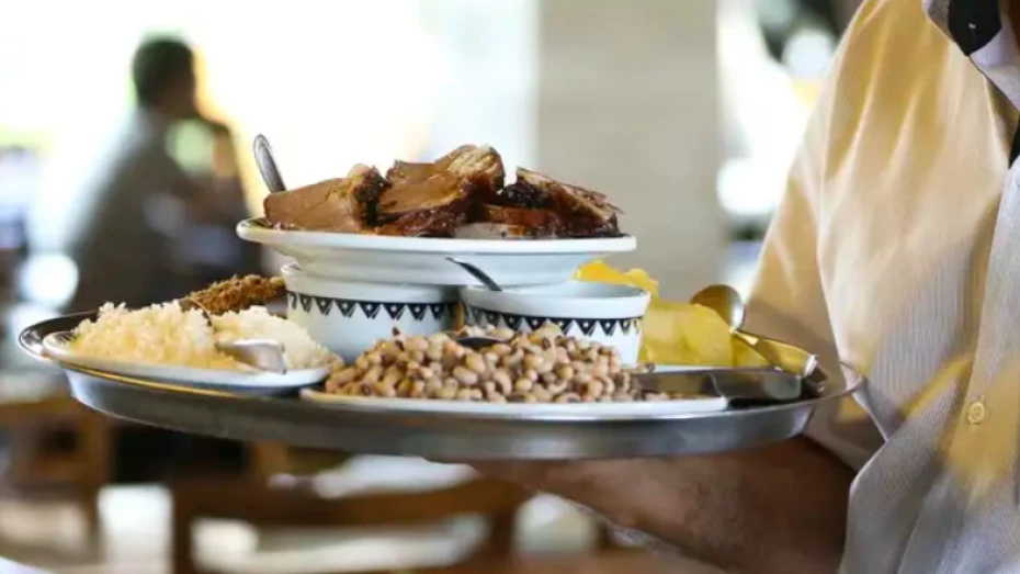 Escola do Trabalho abre vagas para curso gratuito profissionalizante de garçom