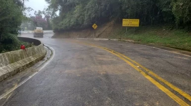 Rodovia Oswaldo Cruz, que liga Taubaté a Ubatuba, é liberada após 16 horas de interdição