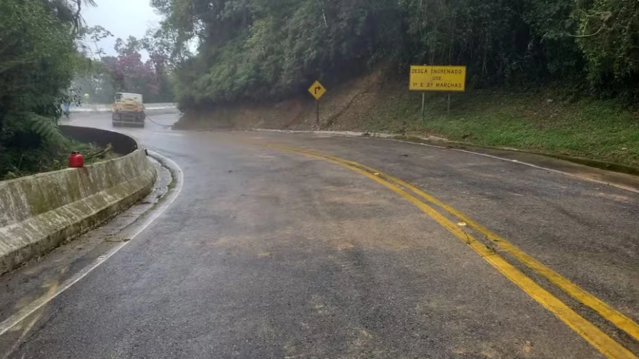 Rodovia Oswaldo Cruz, que liga Taubaté a Ubatuba, é liberada após 16 horas de interdição