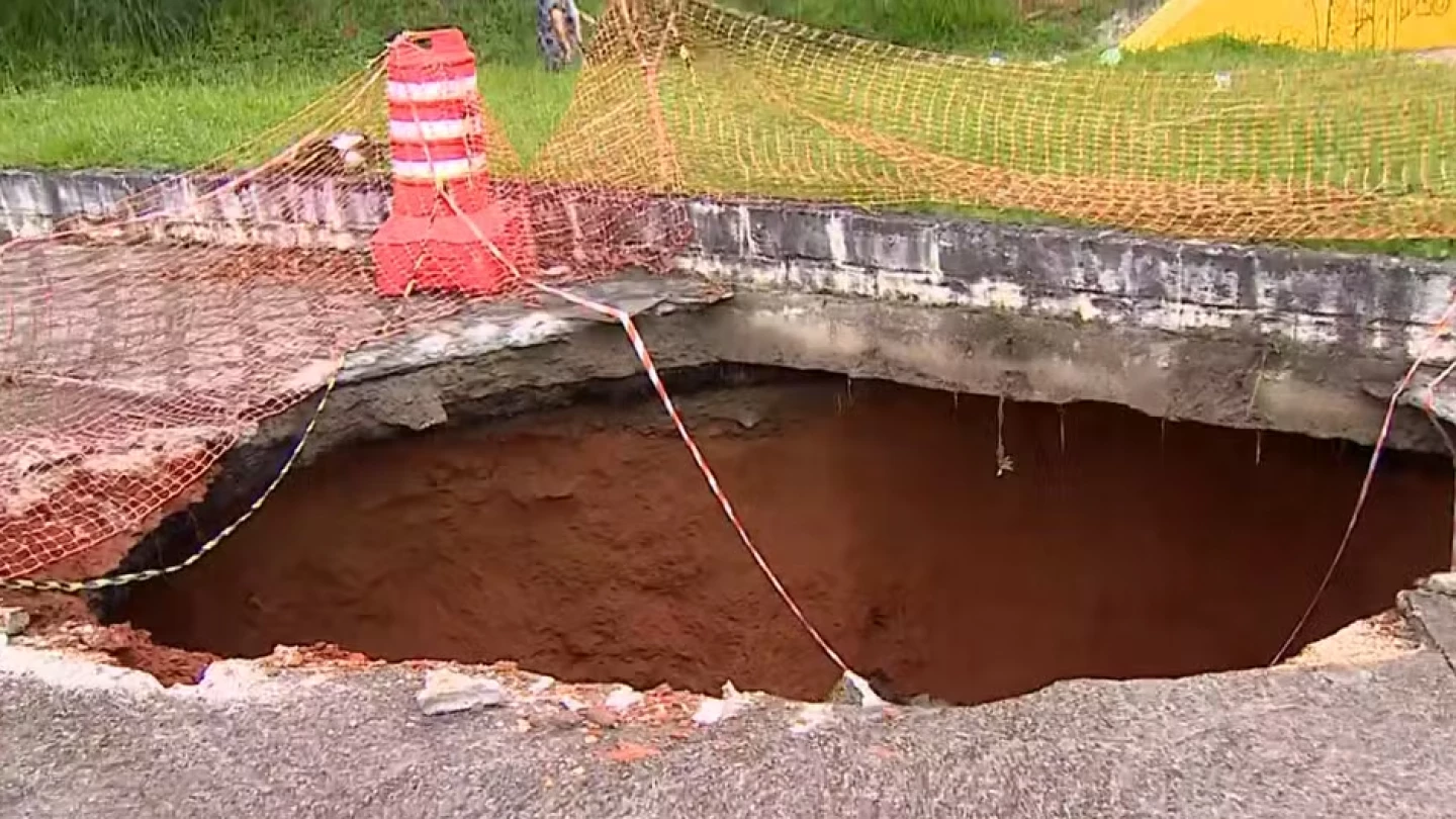 Cratera é aberta na avenida Dom Pedro I após rompimento de rede pluvial em Taubaté
