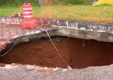 Cratera é aberta na avenida Dom Pedro I após rompimento de rede pluvial em Taubaté
