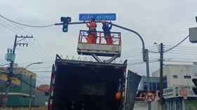 Prefeitura instala mais de 100 placas na primeira etapa de projeto para identificação de cruzamentos