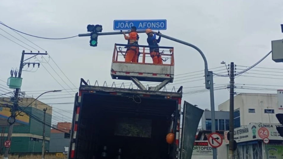 Prefeitura instala mais de 100 placas na primeira etapa de projeto para identificação de cruzamentos