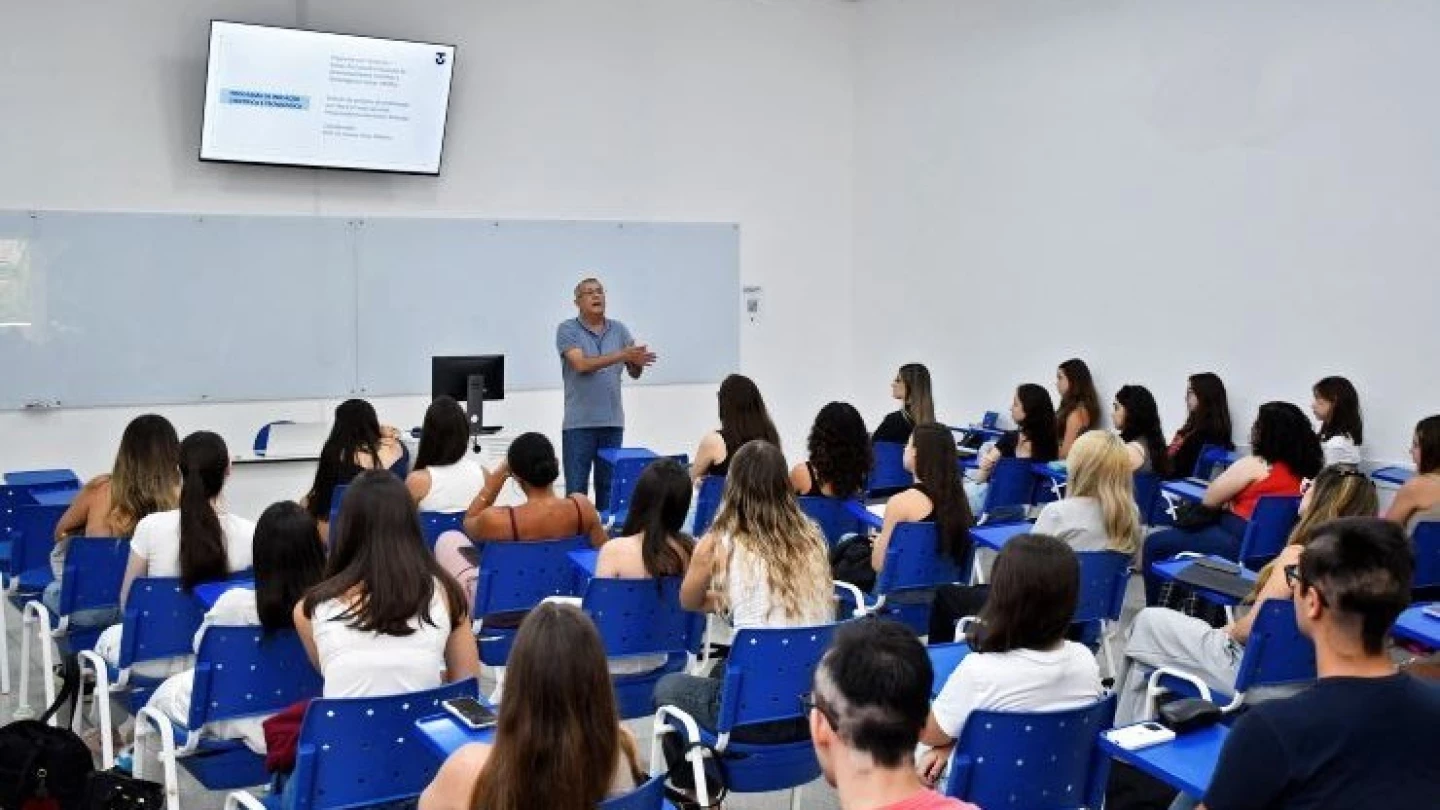 UNITAU abre mais de 20 vagas para professor em Caraguá e Taubaté