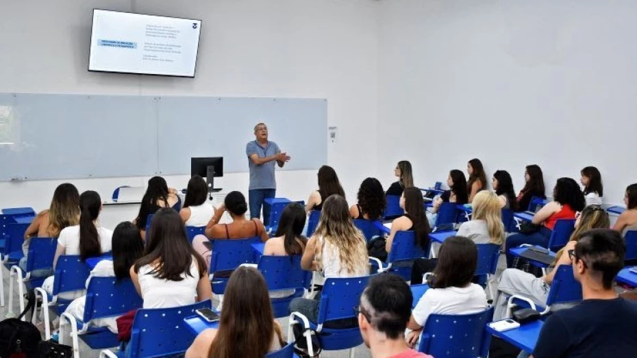 UNITAU abre mais de 20 vagas para professor em Caraguá e Taubaté