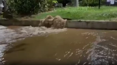 Vazamento de água atinge a Praça Santa Terezinha, no centro de Taubaté