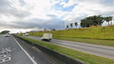 Taubaté: Motociclista morre após cair em ribanceira na Dutra, em Taubaté