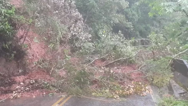 Queda de barreira interdita estrada em Taubaté após chuvas