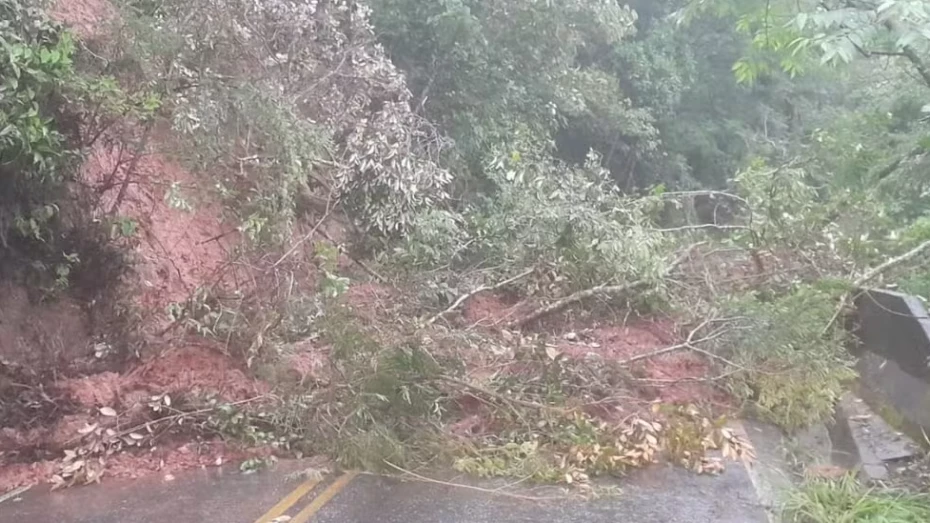 Queda de barreira interdita estrada em Taubaté após chuvas