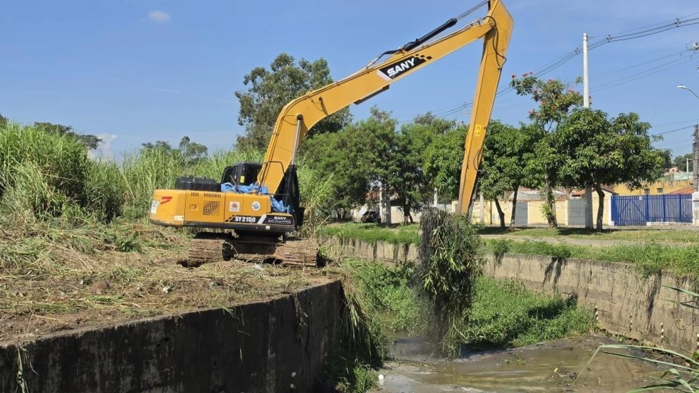 Após período de chuvas, Taubaté inicia limpeza de córrego no Jardim Santa Tereza