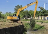 Após período de chuvas, Taubaté inicia limpeza de córrego no Jardim Santa Tereza