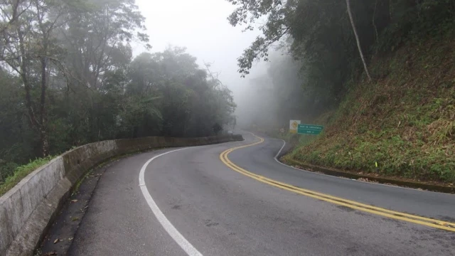 Motociclista morre após colisão com cavalos no acesso à Rodovia Oswaldo Cruz, em Taubaté
