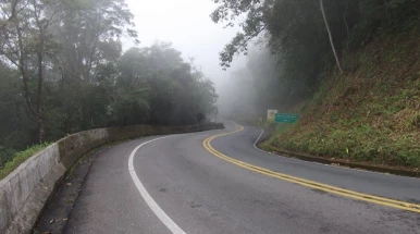 Motociclista morre após colisão com cavalos no acesso à Rodovia Oswaldo Cruz, em Taubaté