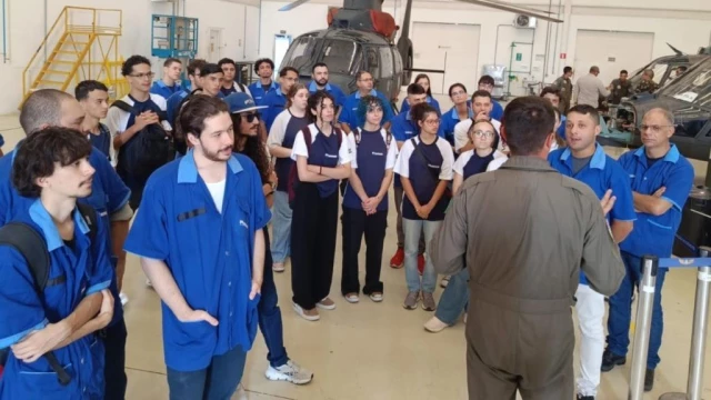 Alunos da Escola Municipal de Ciências Aeronáuticas iniciam estágio no Cavex em Taubaté