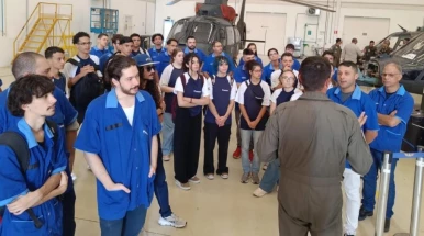 Alunos da Escola Municipal de Ciências Aeronáuticas iniciam estágio no Cavex em Taubaté