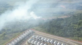 Incêndio em aterro mobiliza equipes e causa fumaça em condomínio em Taubaté