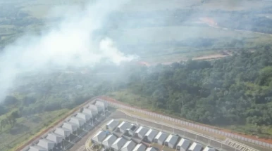 Incêndio em aterro mobiliza equipes e causa fumaça em condomínio em Taubaté