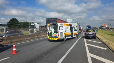 Homem morre após ser atropelado por caminhão na Dutra, em Taubaté