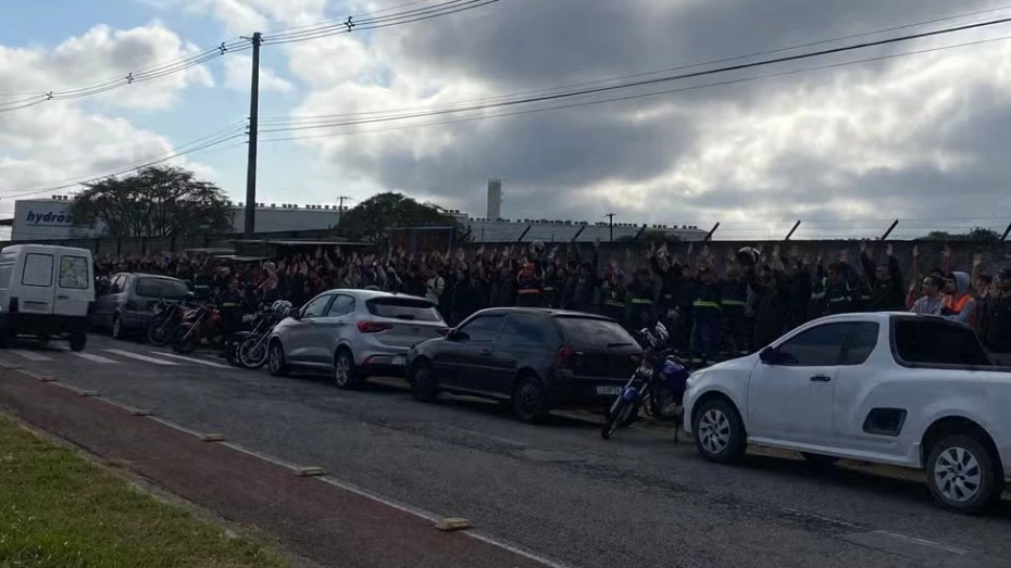 Funcionários da Alstom e Zeentech aprovam estado de greve em Taubaté