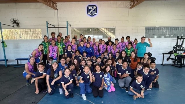 Alunos da rede municipal visitam CT do Taubaté Futebol Feminino