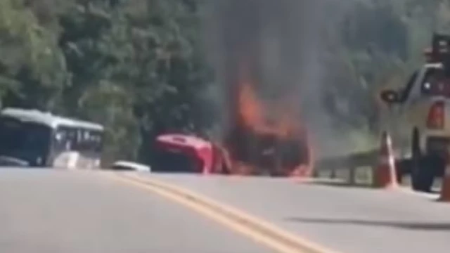 Carro pega fogo e interdita trecho da Rodovia Oswaldo Cruz em Taubaté