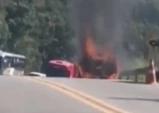Carro pega fogo e interdita trecho da Rodovia Oswaldo Cruz em Taubaté