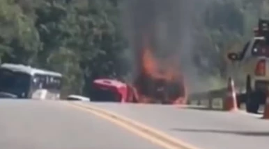 Carro pega fogo e interdita trecho da Rodovia Oswaldo Cruz em Taubaté