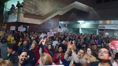 Servidores de Taubaté aprovam greve e paralisação deve começar na terça-feira (2)