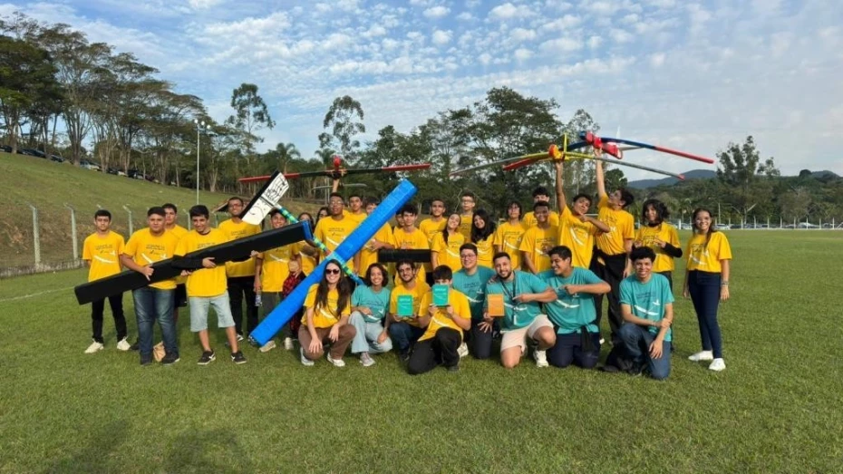 Estudantes de Taubaté se destacam em desafio de miniplanadores da Embraer