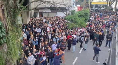 Servidores entram em greve e ato afeta escolas e atendimento na Prefeitura de Taubaté