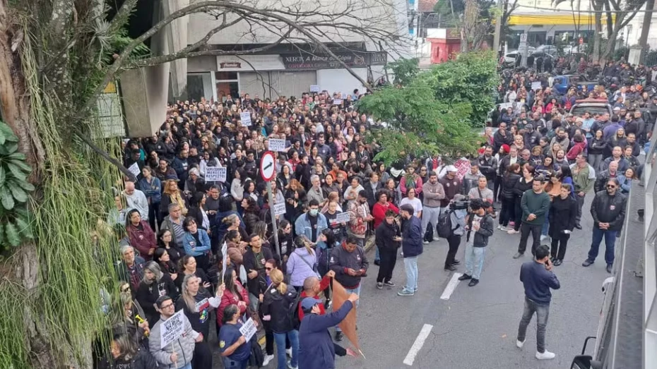 Servidores entram em greve e ato afeta escolas e atendimento na Prefeitura de Taubaté
