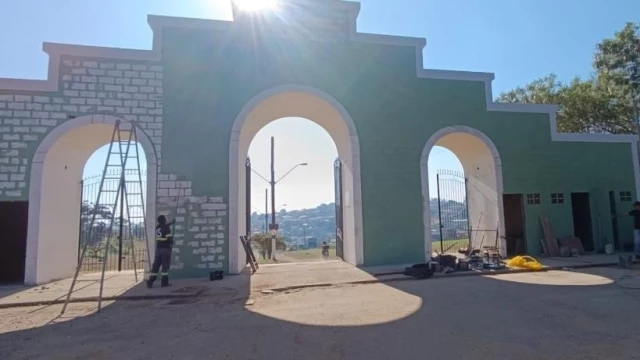 Prefeitura avança com reforma dos portais de acesso do Parque Vale do Itaim em Taubaté