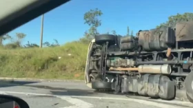 Caminhão tomba e interdita faixa da Rodovia Carvalho Pinto em Taubaté