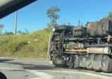 Caminhão tomba e interdita faixa da Rodovia Carvalho Pinto em Taubaté
