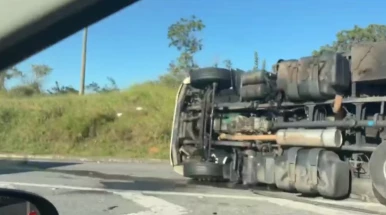 Caminhão tomba e interdita faixa da Rodovia Carvalho Pinto em Taubaté