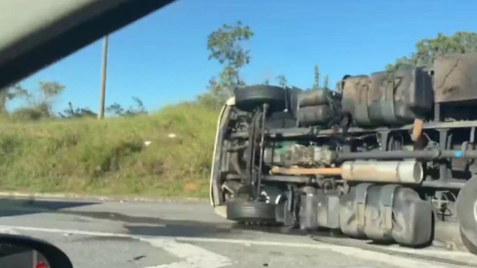 Caminhão tomba e interdita faixa da Rodovia Carvalho Pinto em Taubaté
