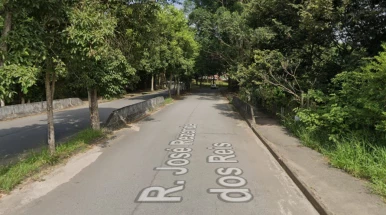 Dois jovens morrem e um fica ferido após carro bater em poste em Taubaté