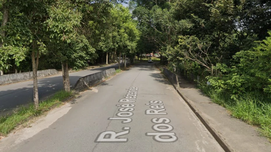 Dois jovens morrem e um fica ferido após carro bater em poste em Taubaté