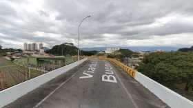 Motociclista colombiano morre após bater em mureta e cair do 'viaduto torto' em Taubaté