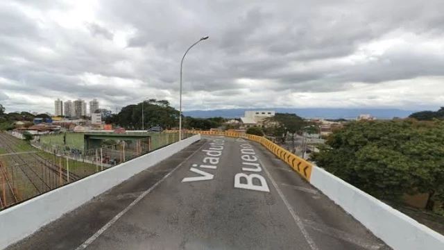 Motociclista colombiano morre após bater em mureta e cair do 'viaduto torto' em Taubaté
