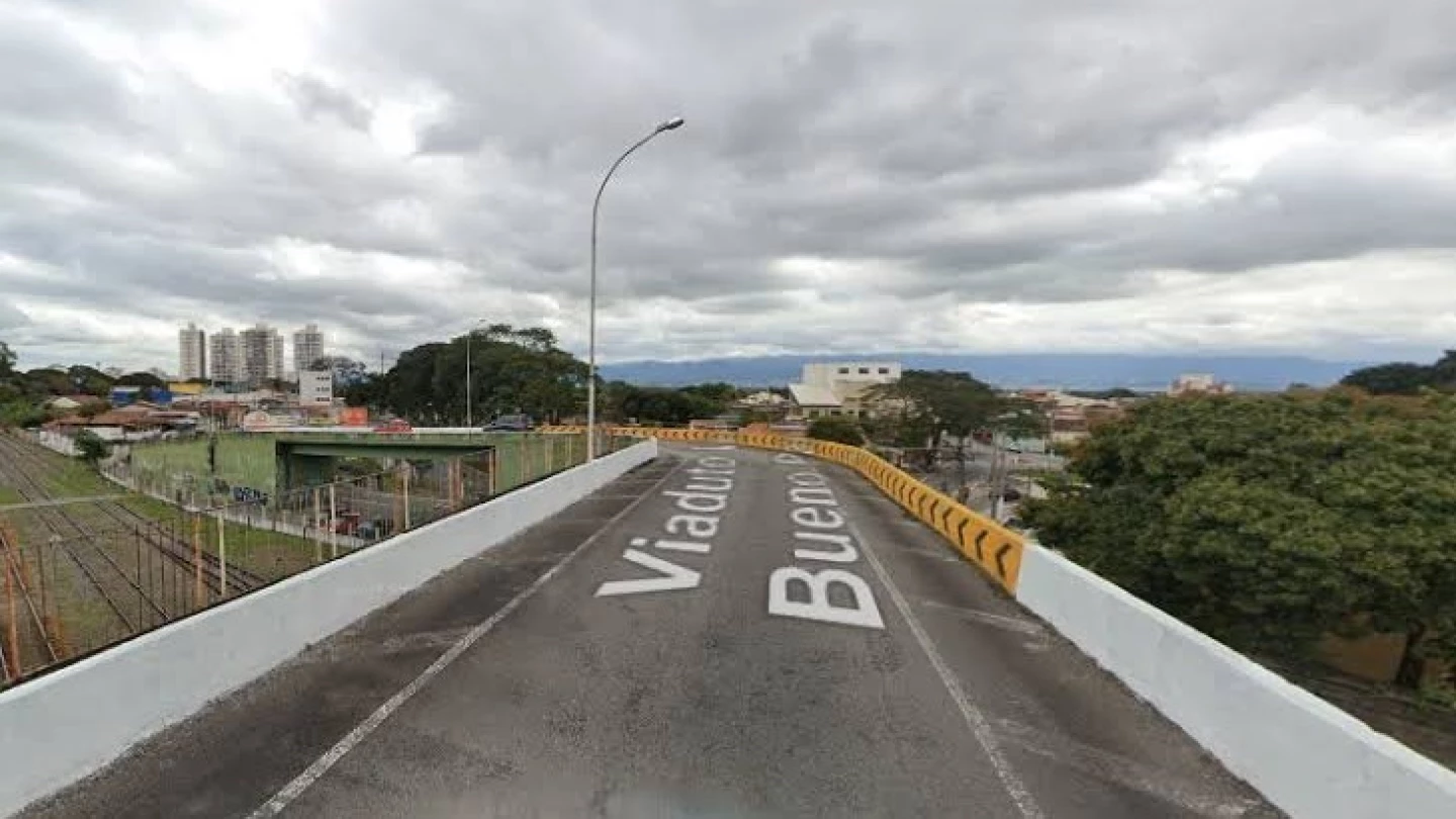 Motociclista colombiano morre após bater em mureta e cair do 'viaduto torto' em Taubaté