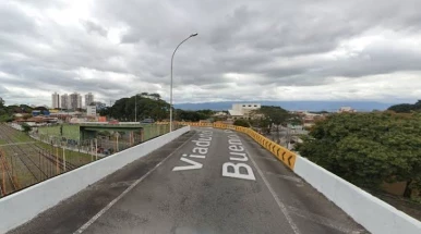 Motociclista colombiano morre após bater em mureta e cair do 'viaduto torto' em Taubaté