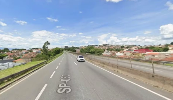 Engavetamento entre caminhão e carros deixa três feridos na Dutra, em Taubaté