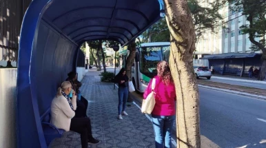 Prefeitura instala novo abrigo de ônibus na Avenida Tiradentes