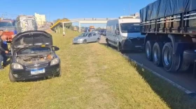 Engavetamento entre carros, van e carreta deixa cinco feridos na Dutra, em Taubaté
