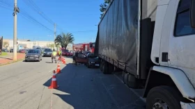 Motorista morre após bater carro na traseira de caminhão estacionado em Taubaté
