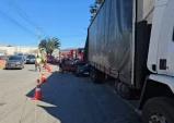 Motorista morre após bater carro na traseira de caminhão estacionado em Taubaté